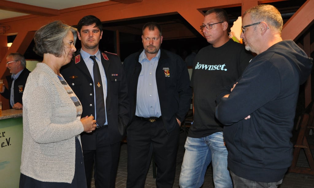 Ministerin Tamara Zieschang (CDU) im Gespräch mit leitenden Feuerwehrleuten aus der Einheitsgemeinde Kalbe.