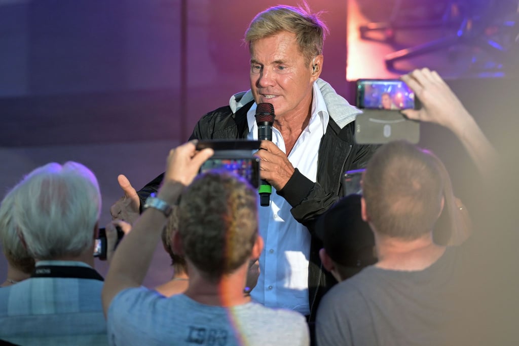 Fernsehstar Dieter Bohlen unterhält sich während seines Auftritts mit dem Publikum.