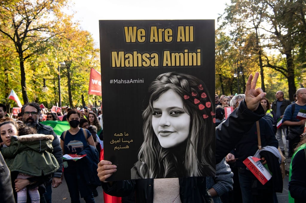 Teilnehmende einer Großdemonstration „Solidarität mit den Protestierenden im Iran“ am Großen Stern in Berlin.