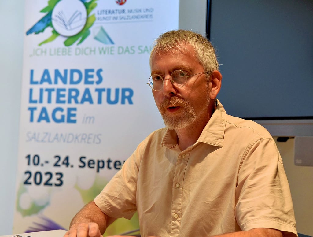 In dem Buch "Rabenvater" verarbeitet der Zuchauer Germanist Jörn Weinert seine Erlebnisse als Ortsbürgermeister in der Dorfgemeinschaft, als Stadtrat und Kreistagsmitglied auf anspruchsvoll-amüsante Weise. Bei den Landesliteraturtagen hat das Buch seine Premiere.