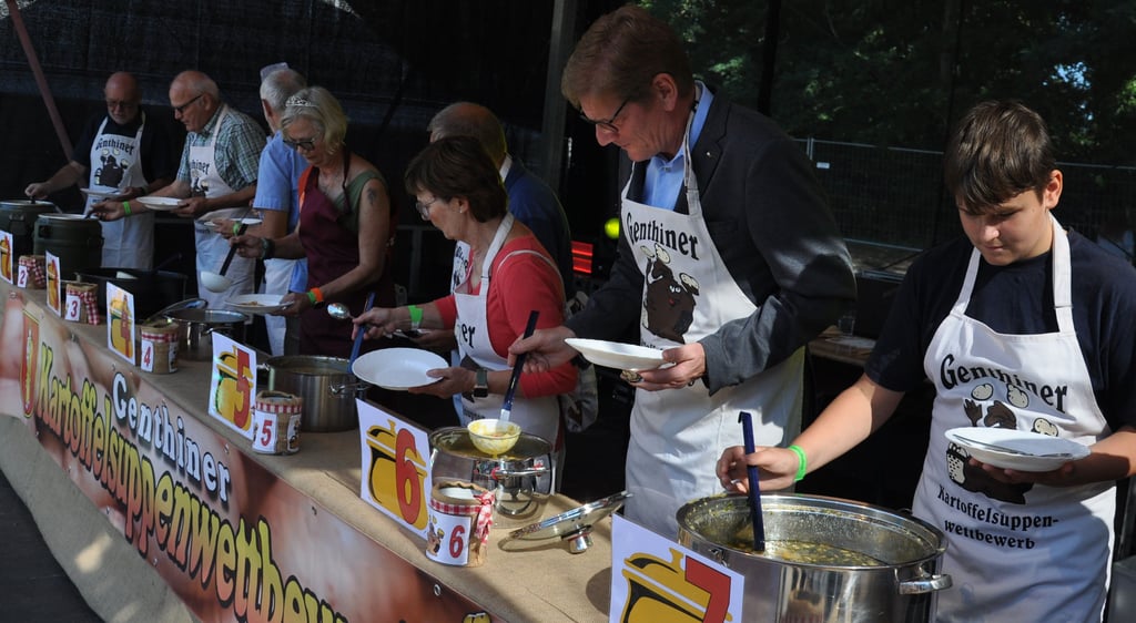 Eine neunköpfige Jury verkostete die beim Wettbewerb eingereichten Kartoffelsuppen.