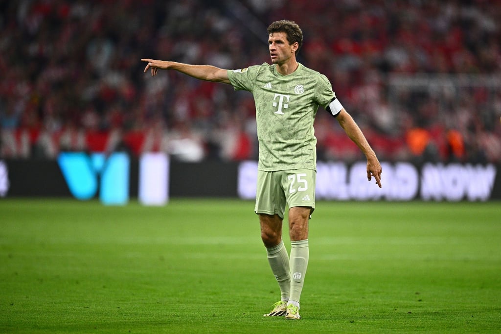 Thomas Müller gestikuliert.