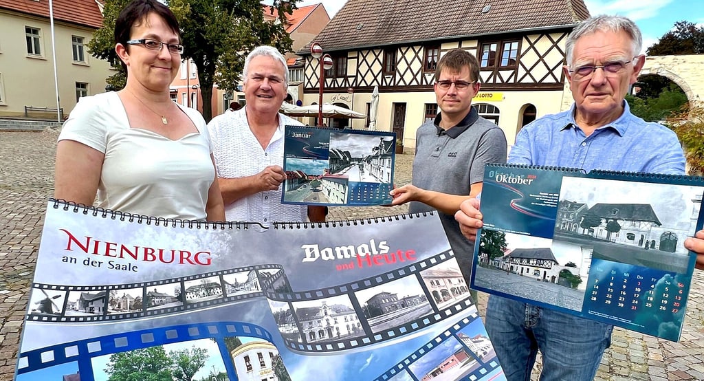 Bürgermeisterin Susan Falke (von li.), Roland Kloß, Sebastian Herrmann und Georg Kemper zeigen den Kalender für 2024.