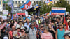 Anhänger rechter Gruppierungen protestieren gegen die Politik der Bundesregierung während einer Versammlung mit Teilnehmern aus dem rechten Spektrum auf dem Domplatz in Magdeburg.