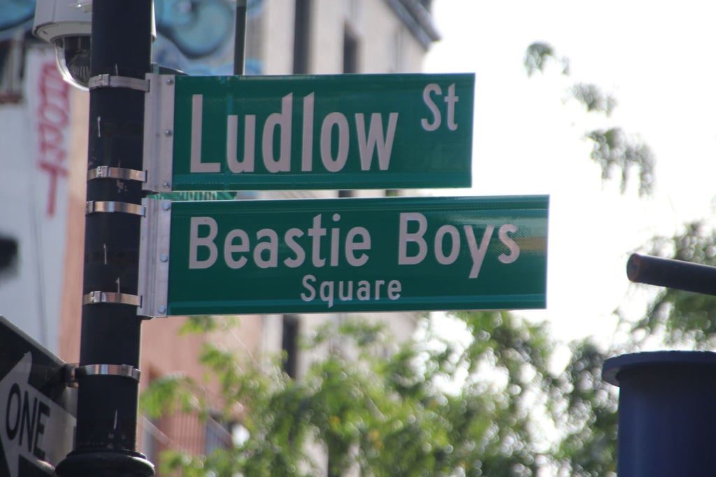 Nach langen Verhandlungen mit der Stadtverwaltung ist eine Straßenkreuzung in New York jetzt nach den Beastie Boys benannt.