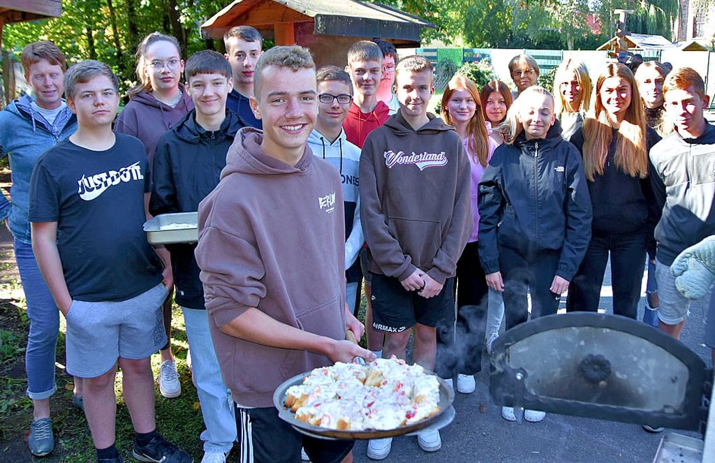 Lenny Scharenberg holt für die Akteure und für die Gäste der Dankeschönparty die ersten Pizzabrote aus dem Backofen. Der heiße Ofen steht gleich neben dem Grünen Klassenzimmer.