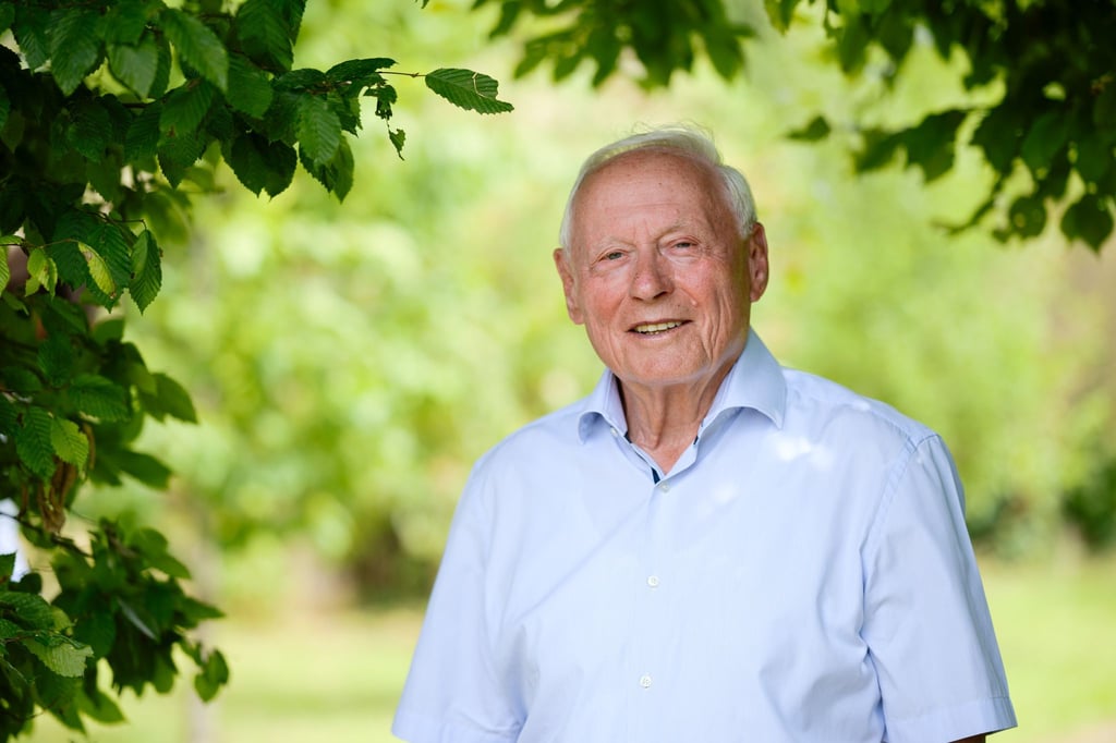 Oskar Lafontaine steht in seinem Garten in der Nähe von Merzig.