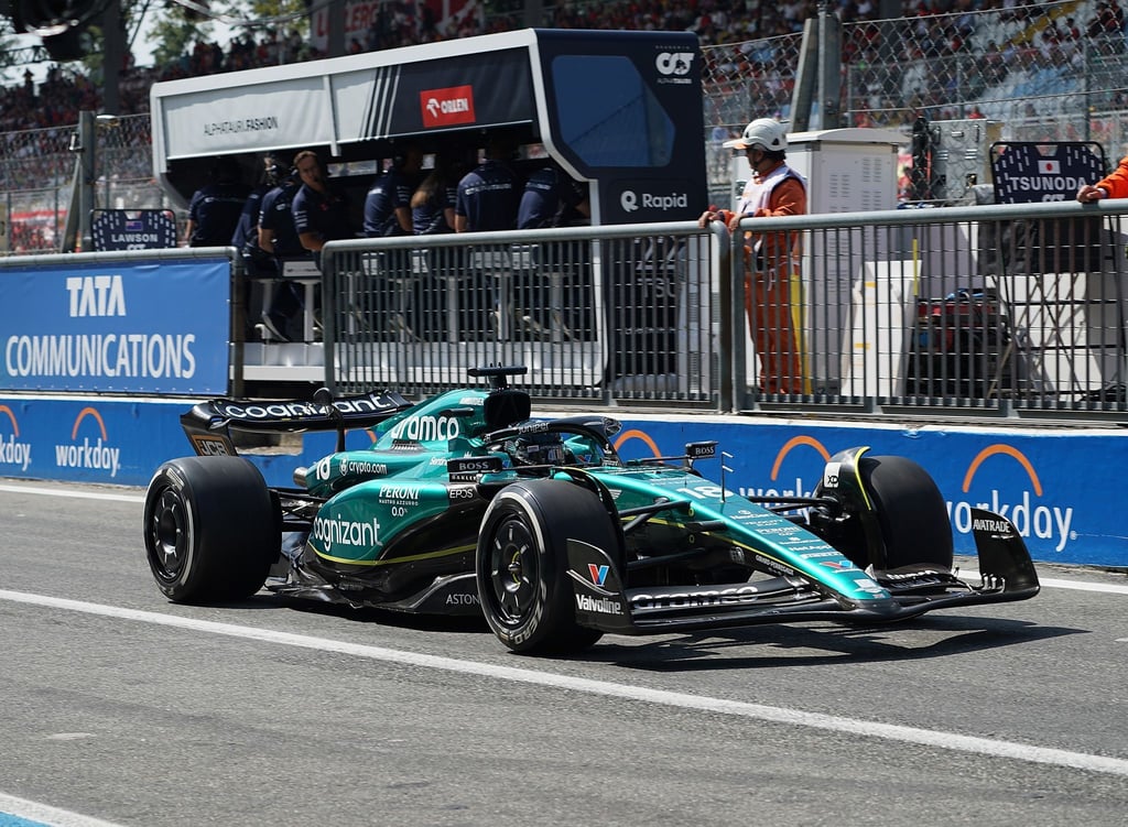 Der Kanadier Lance Stroll steuert den Aston-Martin-Boliden in der Boxengasse.