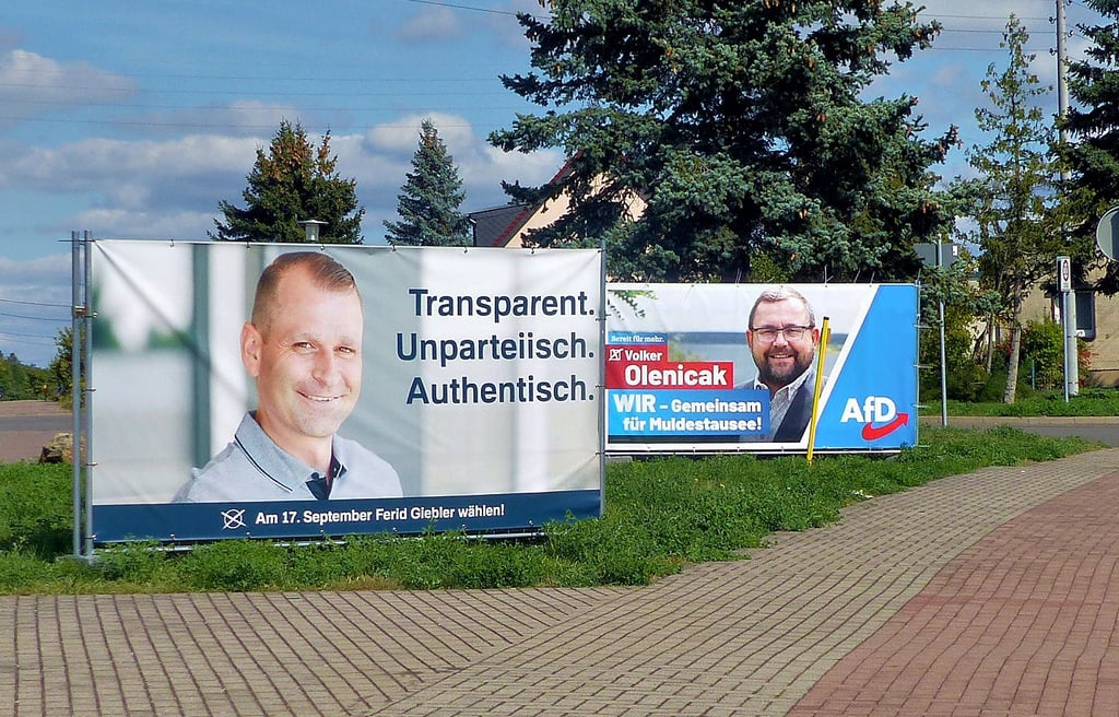 Die Kandidaten werben in auch in Muldenstein mit großen Transparenten.