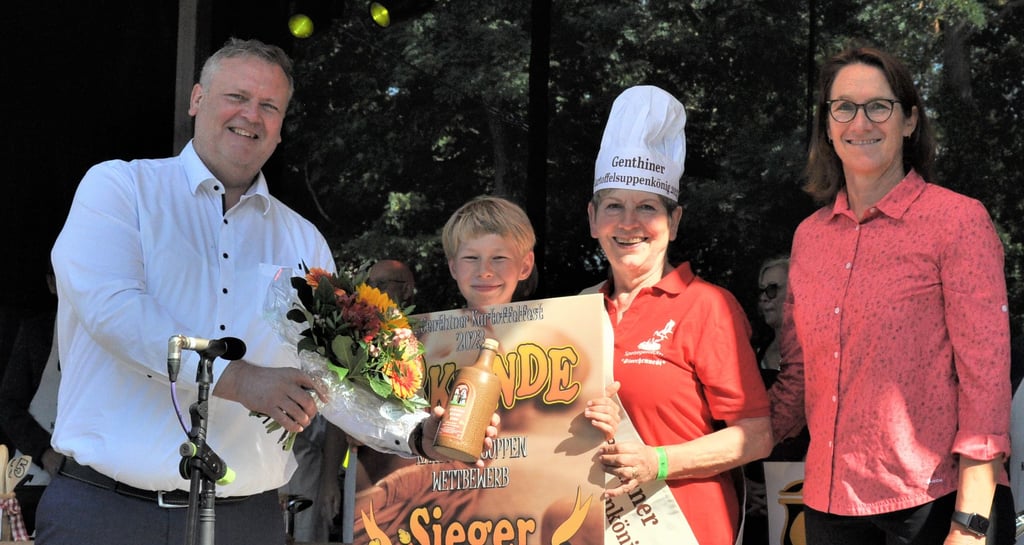 Die Gewinner des Kartoffelsuppenwettbewerbs 2023 stehen fest. Der Genthiner Bürgermeister Matthias Günther und die SPD-Bundestagsabgeordnete Franziska Kersten gratulieren.