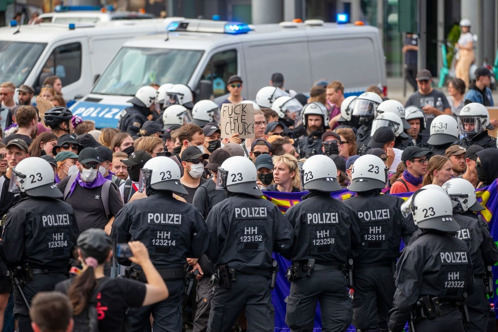 Gegendemonstranten des „Marschs für das Leben“ blockieren den Demonstrationszug auf der Pipinstrasse in Köln.