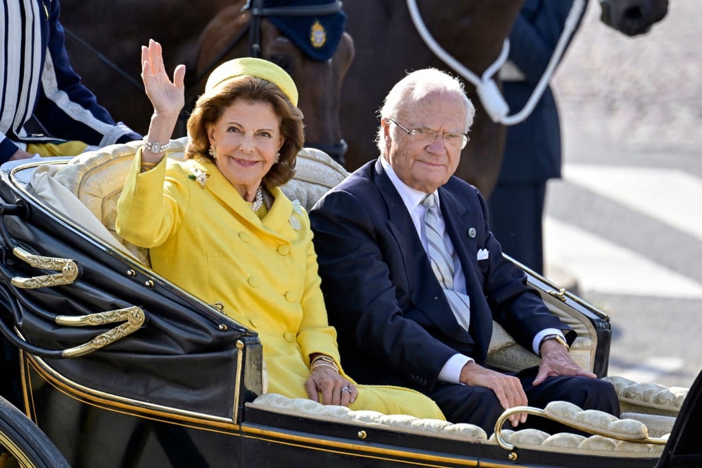 König Carl XVI. Gustaf von Schweden (r) und Königin Silvia von Schweden werden während der Feierlichkeiten durch die Stockholmer Innenstadt gefahren.