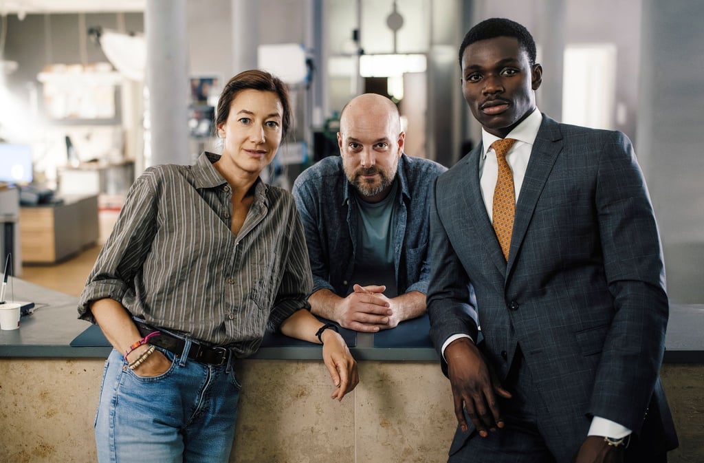 Johanna Wokalek als Kriminalhauptkommissarin mit Kollegen am Set.