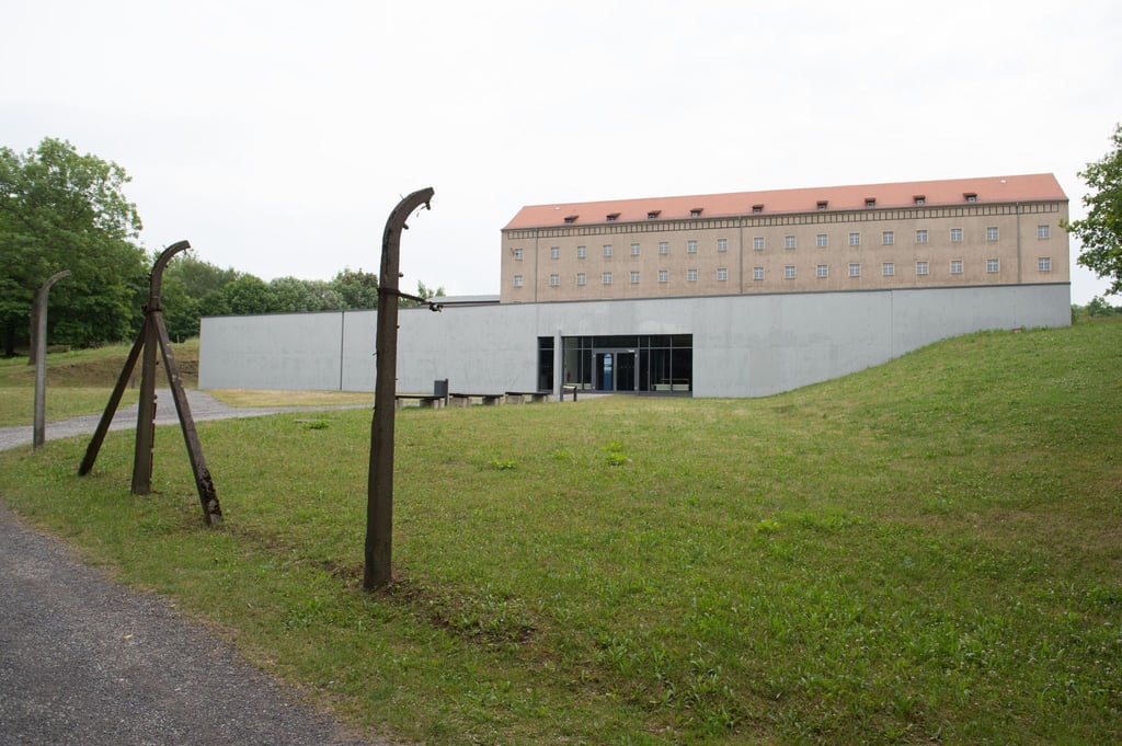 ARCHIV - Das Museumsgebäude auf dem Areal des ehemaligen sowjetischen Speziallagers.