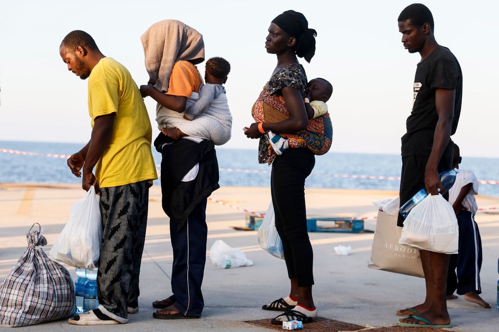 Migranten stehen auf der Insel Lampedusa.