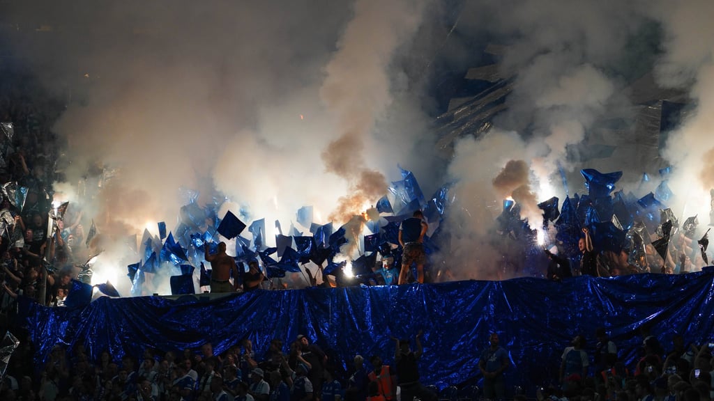 Pyrofackeln brennen im FCM-Fanblock beim Auswärtsspiel beim FC Schalke 04.