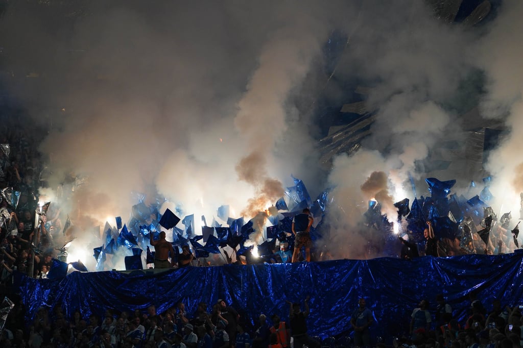 Pyrofackeln brennen im FCM-Fanblock beim Auswärtsspiel beim FC Schalke 04.