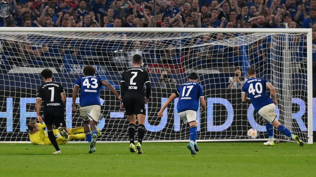 Das Elfmetertor von Sebastian Polter (r.) für Schalke 04 brachte dem 1. FC Magdeburg die erste Saisonniederlage ein.