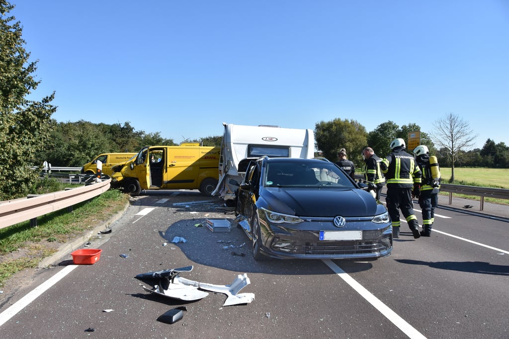 Ein Postauto ist am Sonnabendnachmittag nahe Haldensleben mit einem Pkw samt Wohnwagen-Anhänger zusammengestoßen. Der Postfahrer war alkoholisiert.