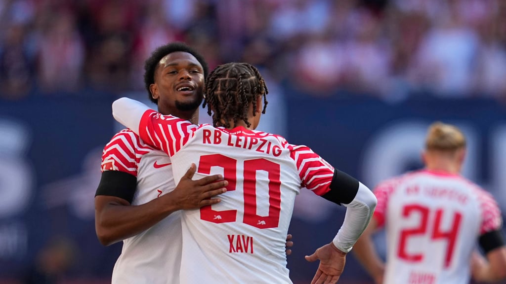 Torschützen unter sich: Xavi Simons und Lois Openda bejubeln das 3:0 gegen den FC Augsburg