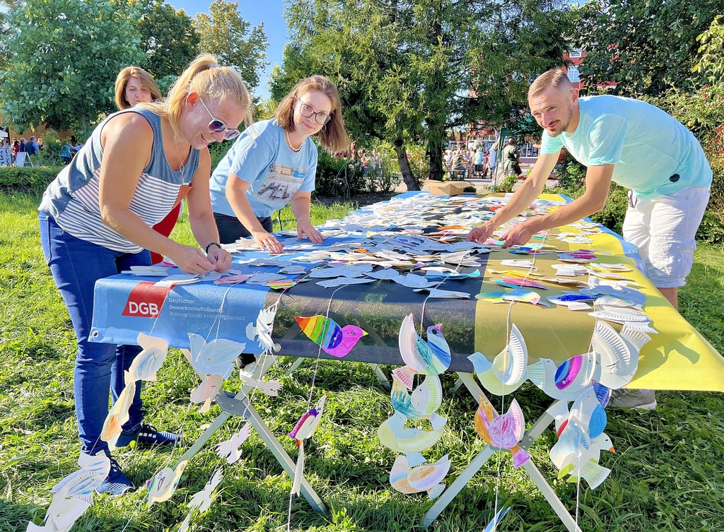Jede Menge Arbeit hatten Katja Siebert, Nicole Hehr (v.l.) und Kollegen. Die Schulsozialarbeiter knüpften die Papiertauben aneinander.