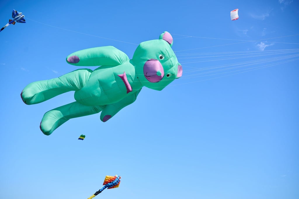 Auf dem Tempelhofer Feld fliegen Drachen beim 10. Festival der Riesendrachen am spätsommerlich blauen Himmel.