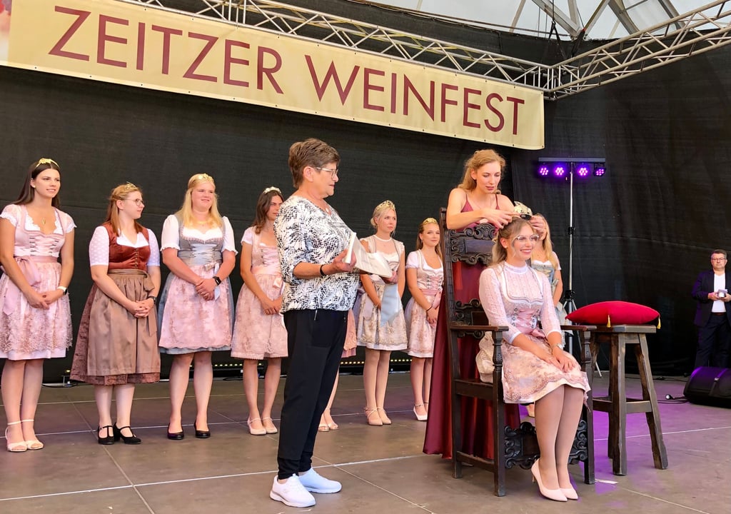 Lea-Maria Bernadowitz wird zur 10. Zeitzer Weinprinzessin gekrönt. Sarah Jahns, die das Ehrenamt in den vergangenen zwei Jahren ausübte, setzt ihr die Krone auf.