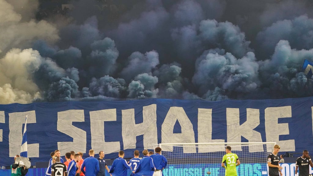 Auch die Schalke-Fans sorgten für reichlich Nebel im eigenen Stadion.