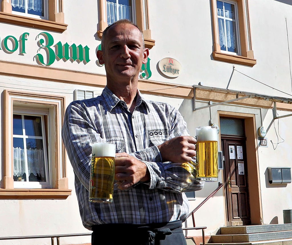 Wirt Carsten Dessau pendelt täglich zwischen Baustelle und seinem Gasthof „Zum Krug“ in Samswegen.