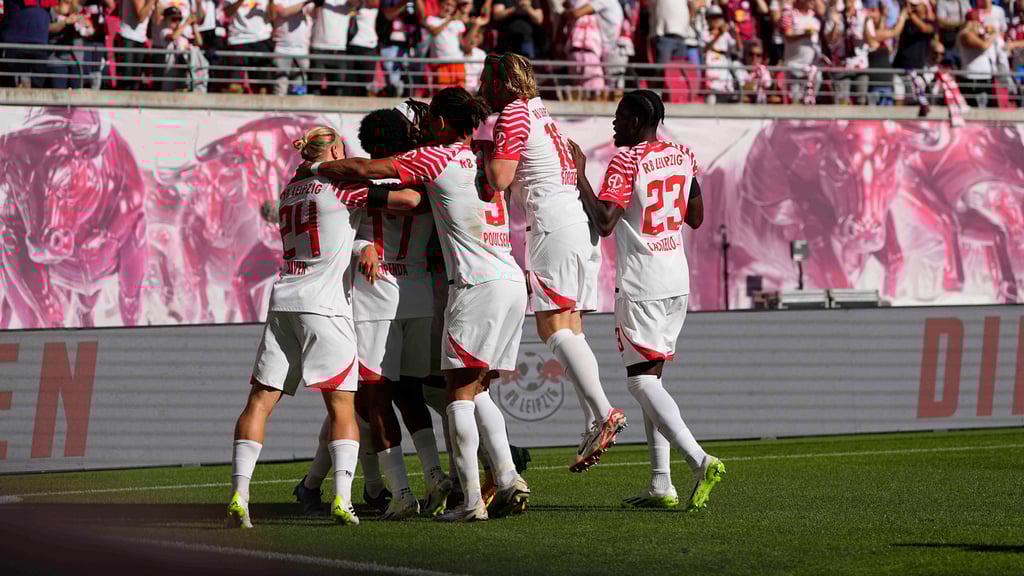 RB Leipzig jubelt über ein Tor.