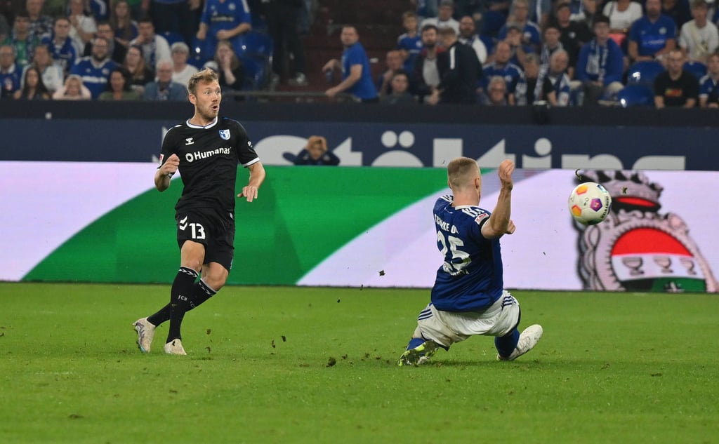 Connor Krempicki trifft hier zum 3:2 für den 1. FC Magdeburg im Spiel beim FC Schalke 04.