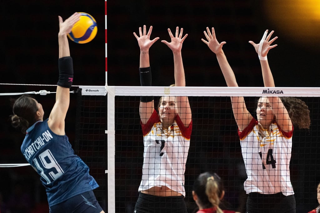 Den ersten Sieg fuhr das deutsche Team um Pia Kästner (M) und Marie Scholzel (r)gegen Thailand ein.