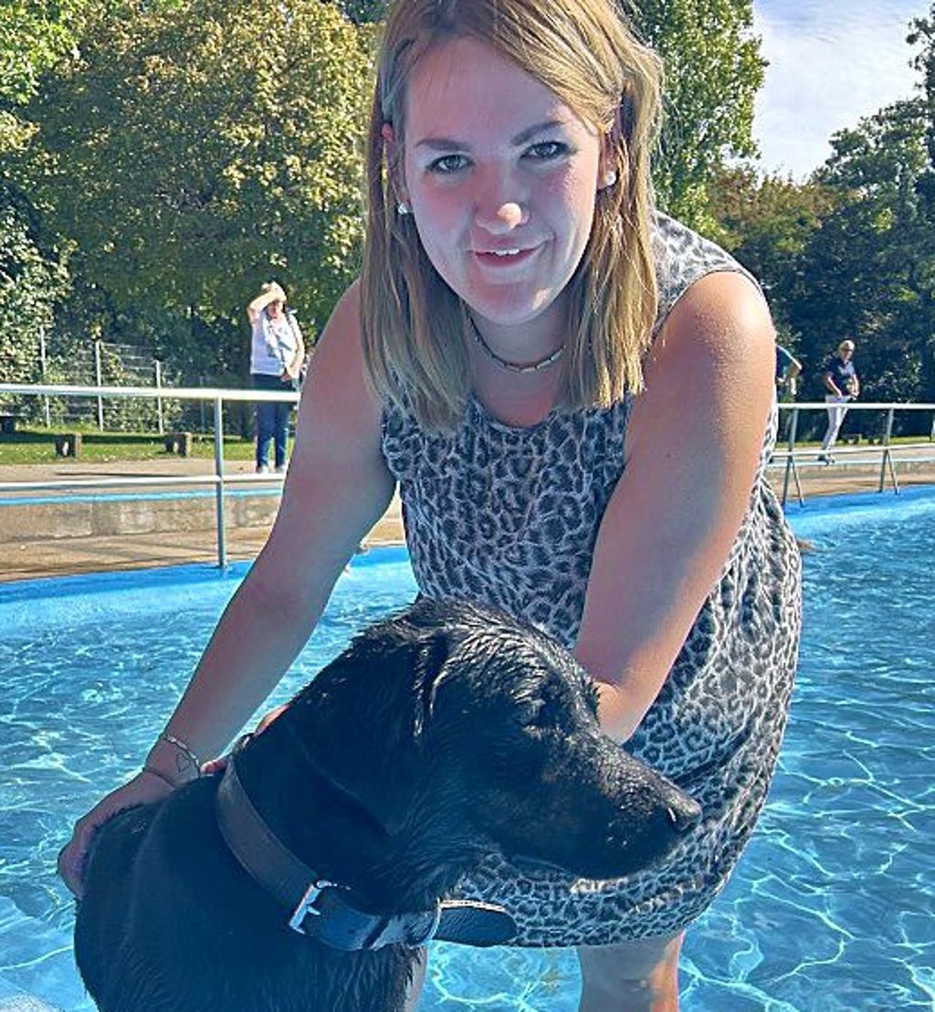 Die Magdeburgerin Deborah Neumann im Becken mit ihrem Hund Daisy.