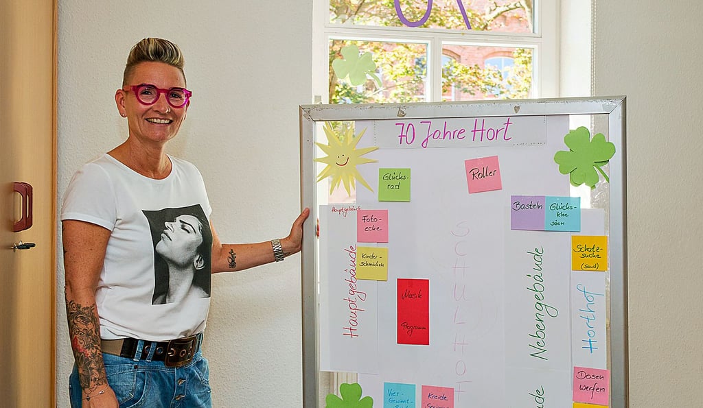Hortleiterin Nadine Mommert zeigt den Wegweiser für die große Geburtstagsfeier am kommenden Donnerstag. Der Hort bietet zur Jubiläumsparty ein umfangreiches Programm, zu dem Gäste willkommen sind, an.