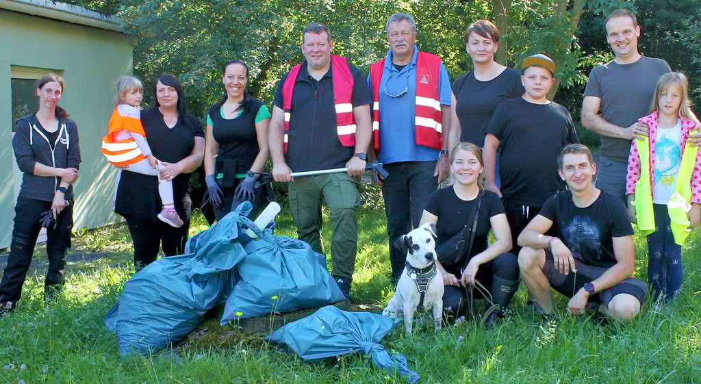 Teils komplett im Familie beteiligten sich Ilsenburger am Sonnabend am Cleanup Day in ihrer Heimatstadt. In den Säcken befindet sich der Müll, der allein im Bereich des Tiergartens gesammelt worden ist.