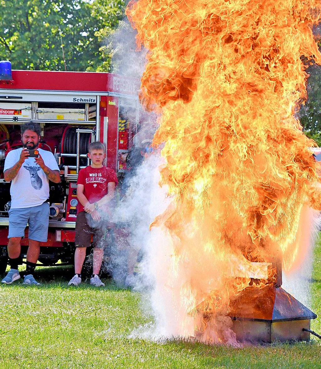 Brennendes Fett darf niemals mit Wasser gelöscht werden, wie die Vorführung der Fettexplosion auf dem Sportplatz in Kathendorf zeigt.