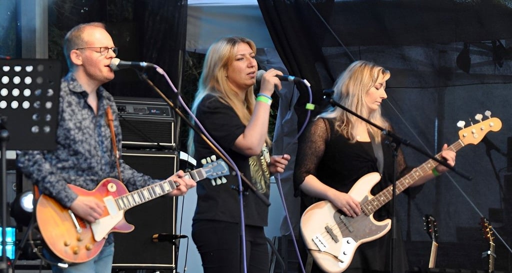 Dirk Ballarin, Sängerin Yana Nesterchuk und Bassistin Julia Schmidt.
