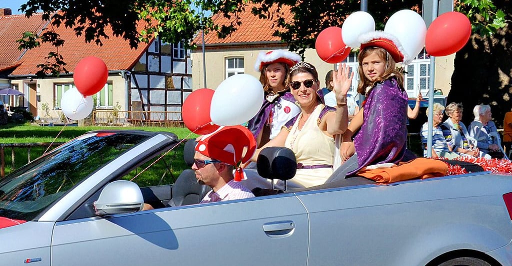 Die amtierende Dährer Karnevalsprinzessin Karina Olms-Schulz grüßte vom Cabrio aus.