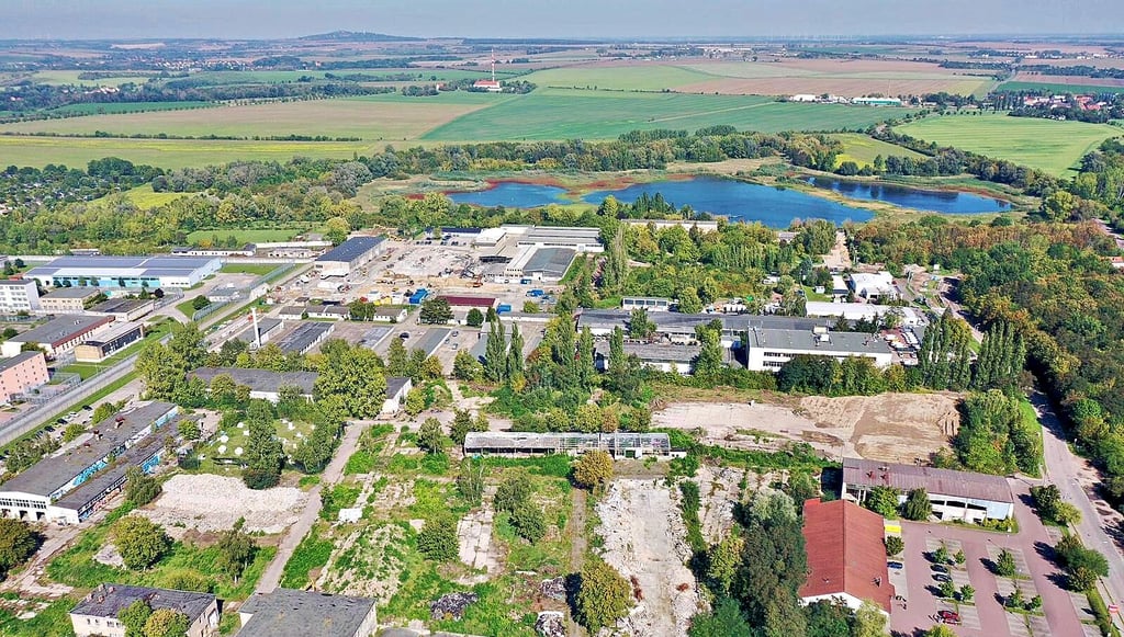 Noch ist das Industrie- und Gewerbegebiet an der Dessauer Straße eine Brache. Ein neues Stadtquartier mit Wohnhäusern könnte auch für die Posthornteiche nützlich sein. Eine Entwässerung des Gebiets wäre dann in die Teiche denkbar, die unter akutem Wassermangel leiden.