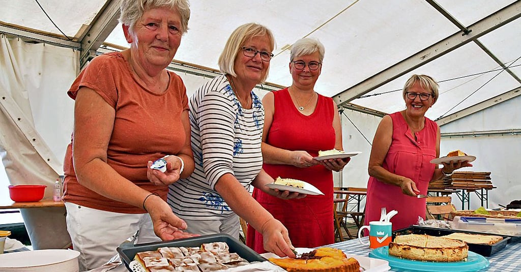 Heike Arndt (v.l.), Barbara Lange, Heike Röhl und Anne-Kathrin Wentland versorgen die kleinen und großen Gäste mit gebackenen Köstlichkeiten.