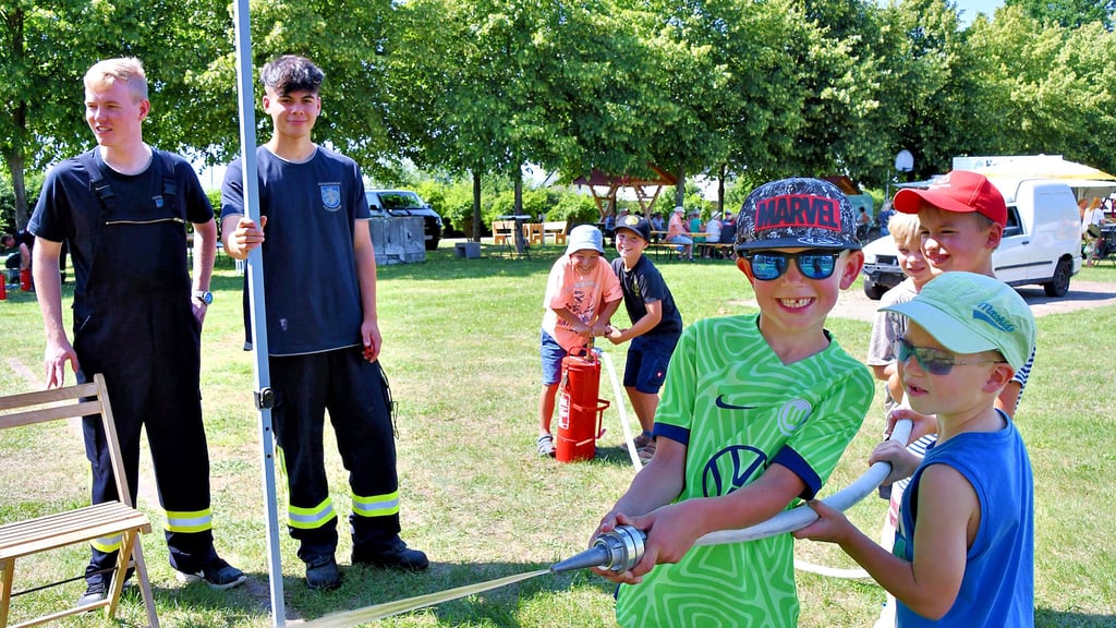 Spaß hatten auch die Jungen und Mädchen auf dem Sportplatz beim Zielen mit dem Wasser aus der Kübelspritze.