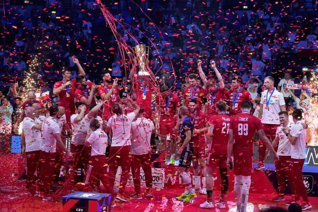 Polnische Spieler feiern mit der Trophäe.