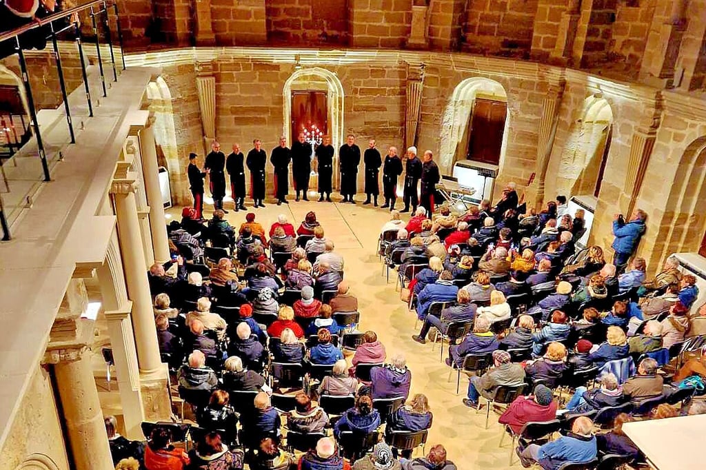 Der Don Kosaken-Chor war das erste Ensemble, das in der sanierten Droyßiger Schlosskapelle zu erleben war. Das Konzert fand viele Zuhörer.