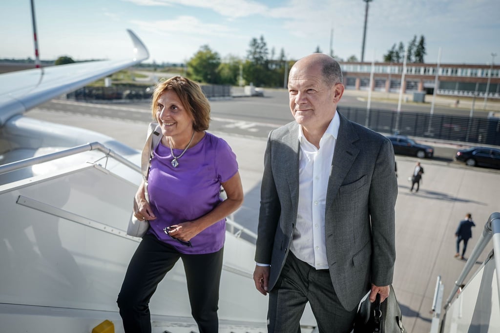 Bundeskanzler Olaf Scholz (SPD) und seine Ehefrau Britta Ernst auf dem Weg zum Airbus A350 der Luftwaffe für den Flug nach New York.