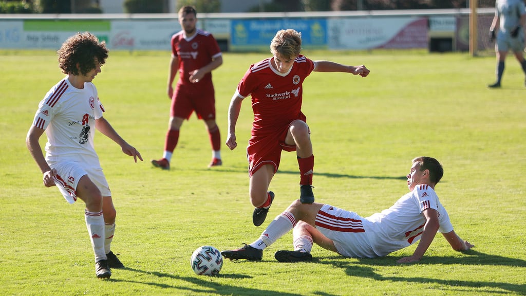 Laurenz Hoffmann (2.v.r.) und der SV 09 Staßfurt konnten die „Hürde“ Eintracht Salzwedel nicht überspringen.