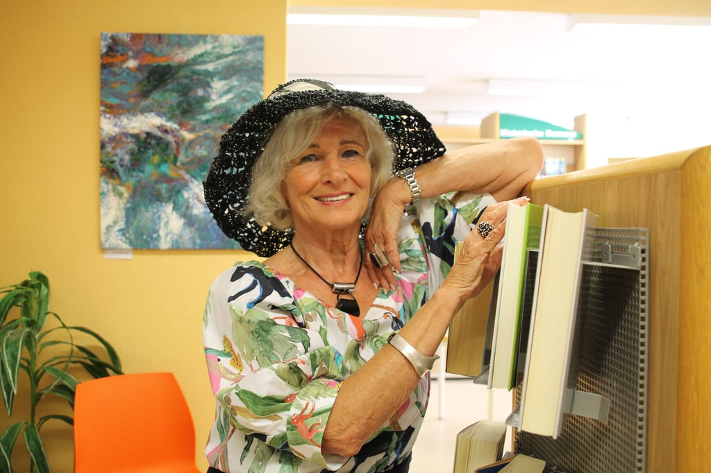 Freut sich über jede öffentliche Schau ihrer Bilder: Zofia Funke in der Stadtteilbibliothek in Neustadt vor einem ihrer Kunstwerke