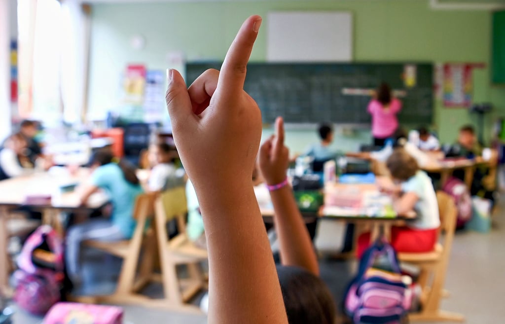 Zu volle Klassen werden von vielen Teilnehmern der Familienumfrage stark kritisiert.