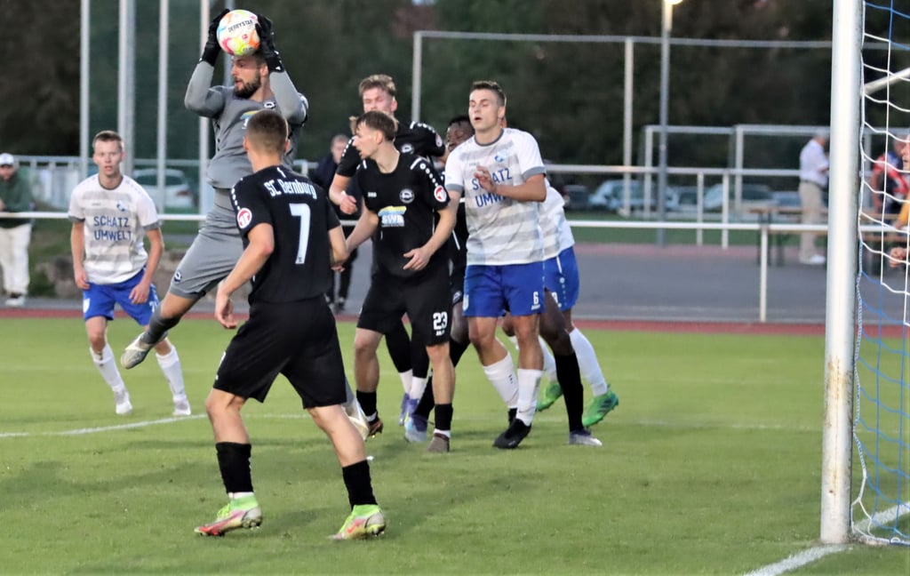 Hier kann Bernburgs Keeper Danny Ademovic nach einer Sangerhäuser Ecke klären. Später musste er zweimal hinter sich greifen.