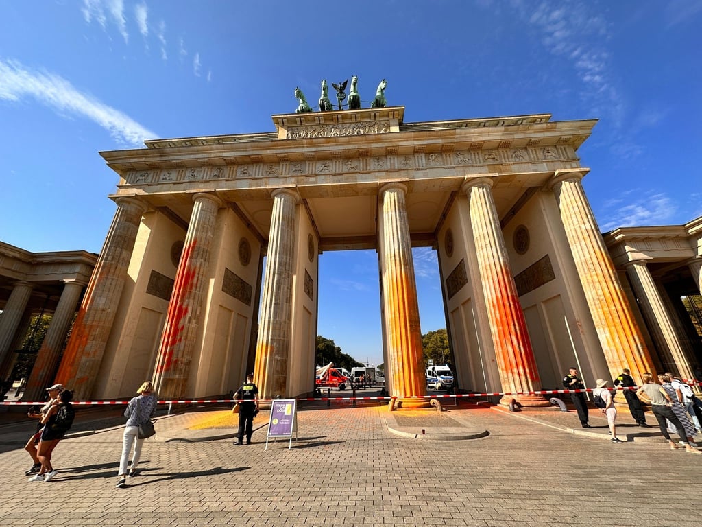 Mitglieder der Klimaschutzgruppe Letzte Generation haben das Brandenburger Tor in Berlin mit oranger Farbe angesprüht.