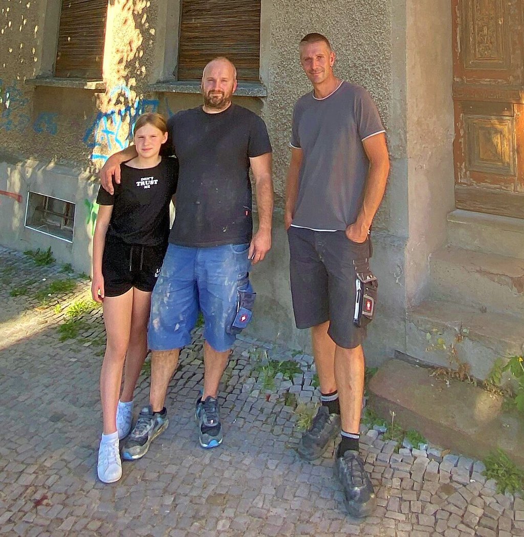 Von rechts: Rainer Hecht, Conny Graumann und seine Tochter Laynie Schmidt vor ihrem Haus in der Zerbster Straße.